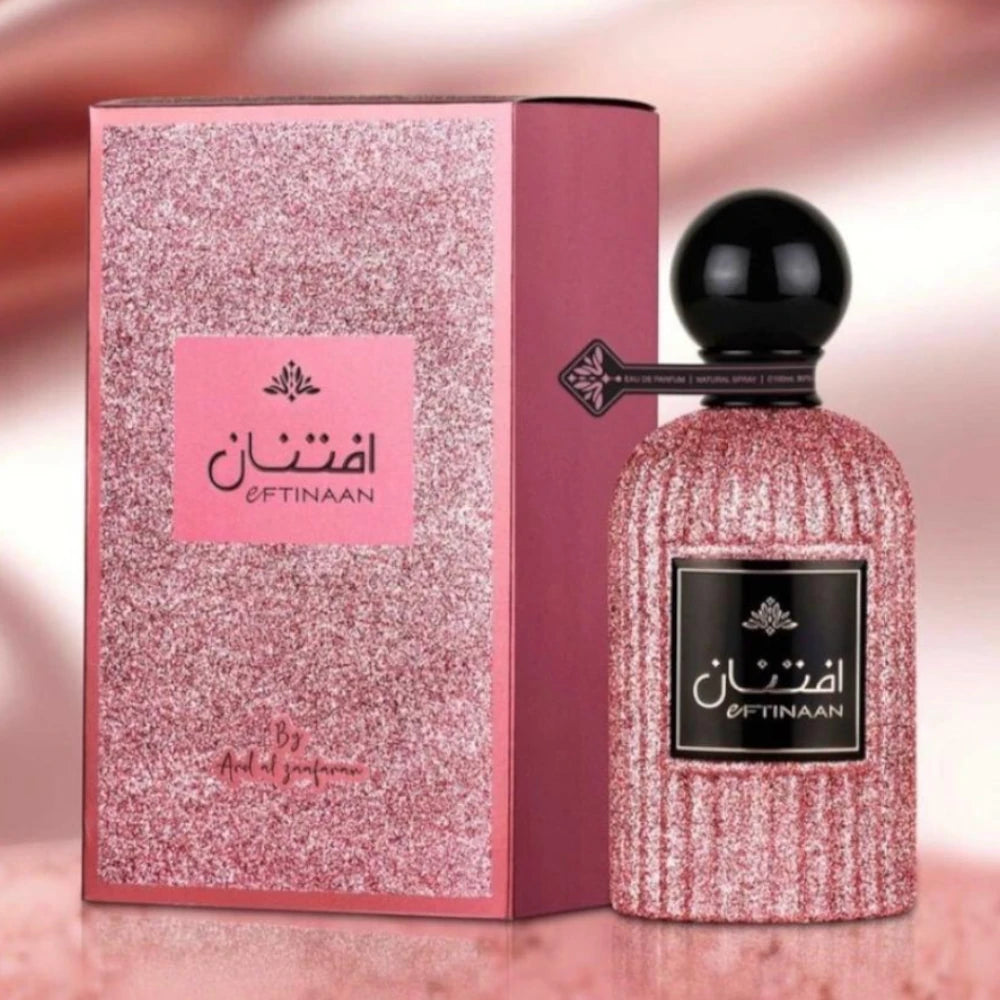 Eftinaan de Ard Al Zaafaran, fragancia floral frutal con litchi y bergamota, corazón de rosa y violeta y fondo de vainilla, almizcle, ámbar y musgo de roble. Delicada.