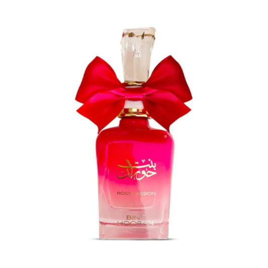 Bint Hooran Rose de Ard Al Zaafaran, fragancia floral y afrutada con notas dulces de vainilla, grosellas y fresa. Perfecta para un estilo alegre y seductor.
