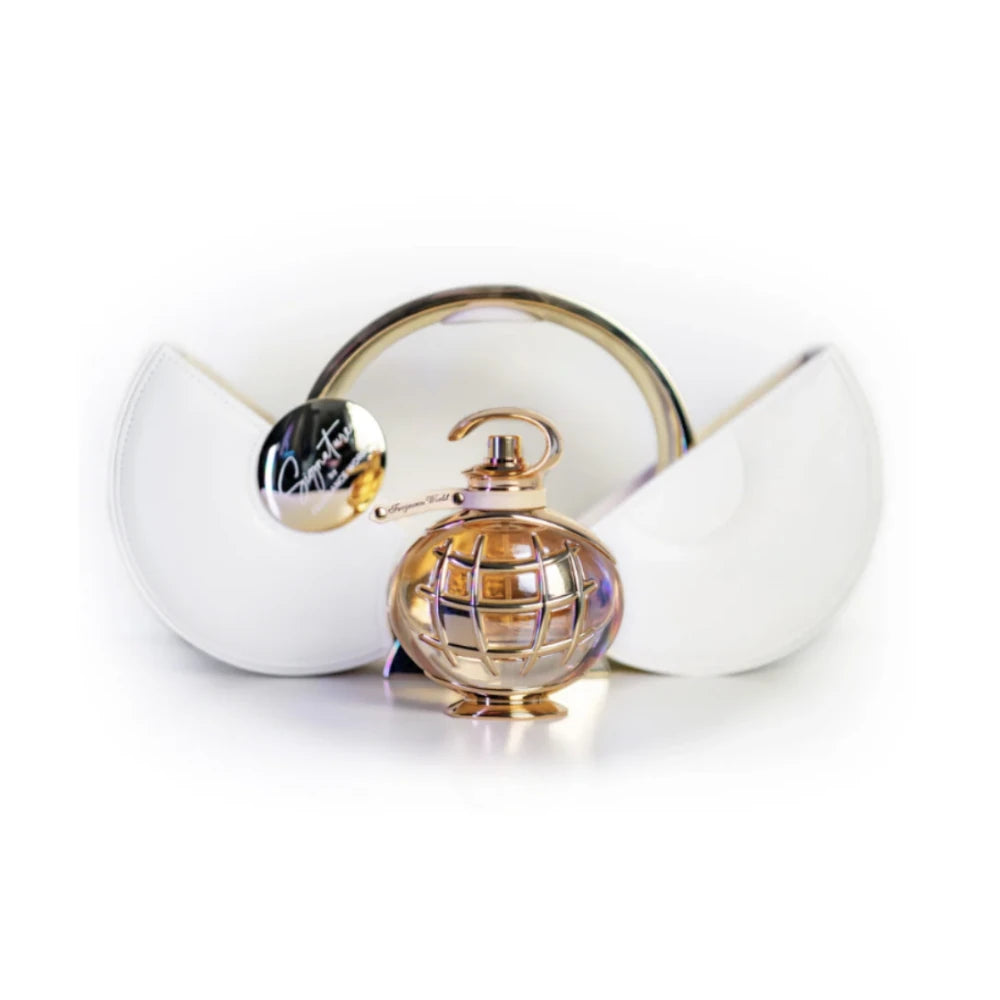 Signature White de Fragrance World es un perfume ámbarado floral con incienso, frutas y avellanas sobre un corazón de rosa, jazmín y coco y un fondo de sándalo y almizcle blanco.