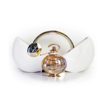 Signature White de Fragrance World es un perfume ámbarado floral con incienso, frutas y avellanas sobre un corazón de rosa, jazmín y coco y un fondo de sándalo y almizcle blanco.