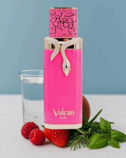Vulcan Baie de French Avenue, fragancia afrutada amaderada ambarada con grosellas negras, frambuesa, vodka, maderas y ámbar.